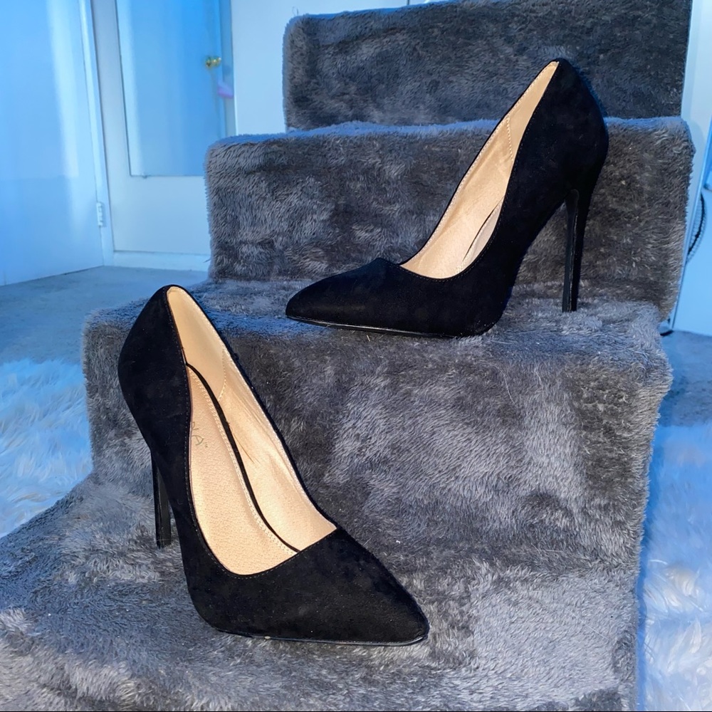 Perfect Black Pump, 5in heel, made of faux seude material, sz 8.5